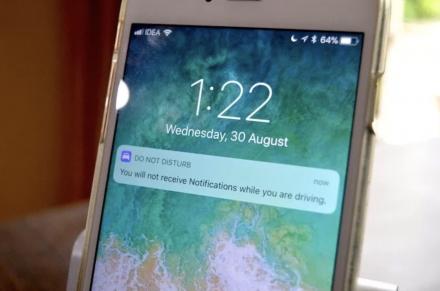 如何使用iOS 11的新的免打扰，而驾驶模式保持安全的道路上
